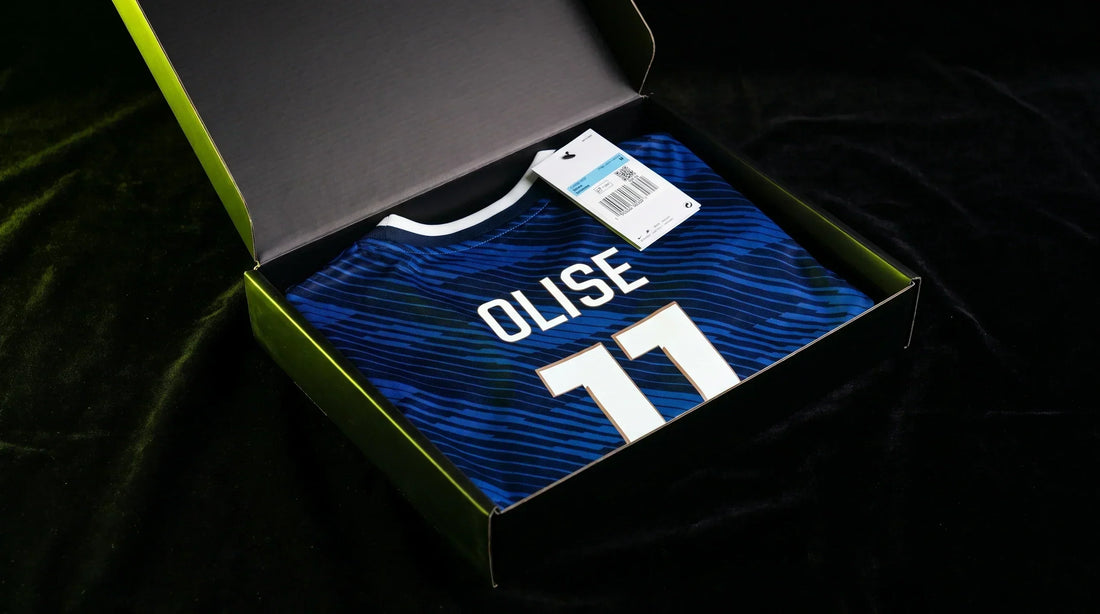Mystery box piłkarski Locker Room z oryginalną koszulką BNWT