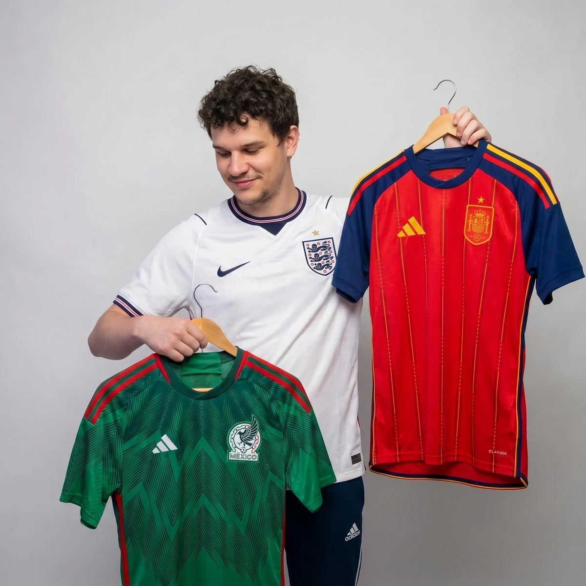 Oryginalne koszulki reprezentacji na Mundial 2026 w paczkach niespodziankach LockerRoom. Hiszpania, Meksyk, Anglia i inne kadry. Sprawdź, co kryje Twoja paczka.