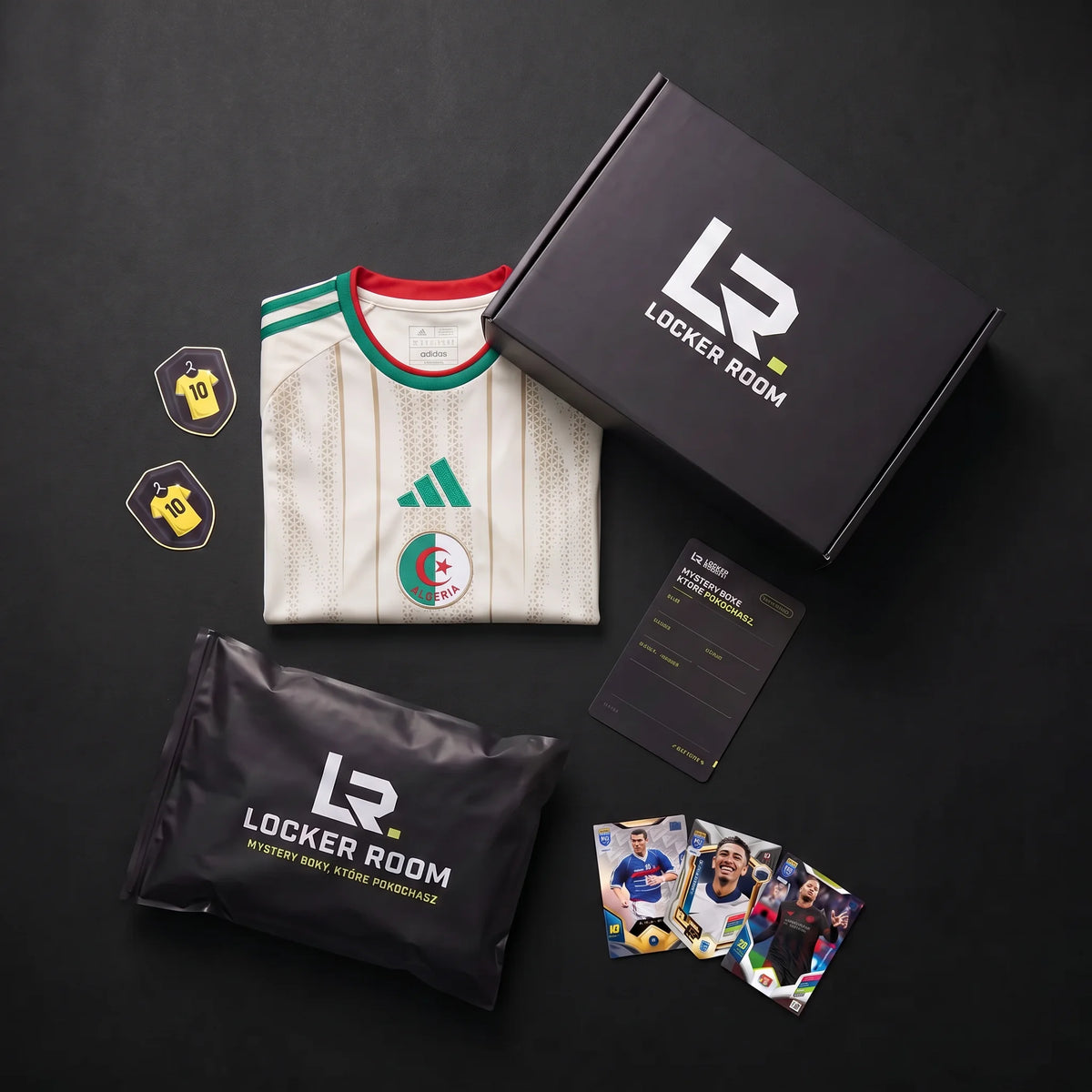 Zawartość paczki niespodzianki Mundial 2026 od LockerRoom: oryginalna koszulka reprezentacji, czarne pudełko, dustbag i karty kolekcjonerskie