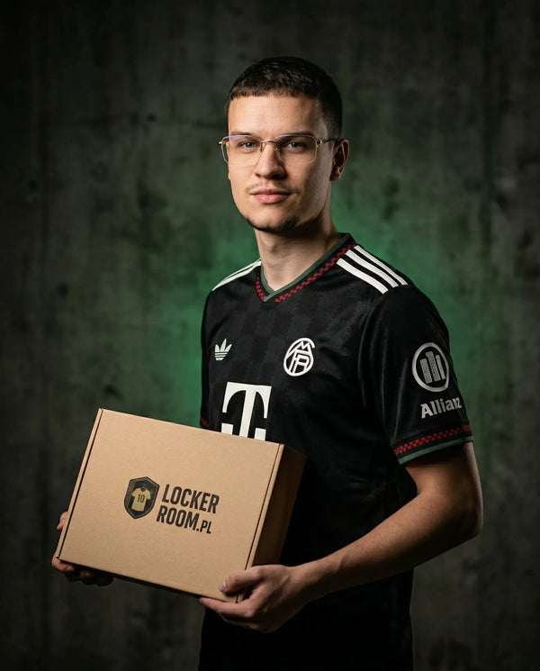 Mateusz z ekipy Locker Room - mystery boxy z koszulkami piłkarskimi z Wrocławia